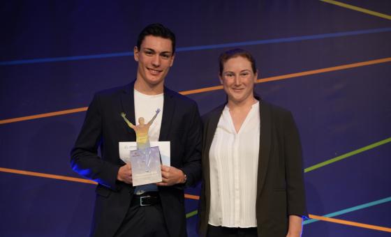 Zwei Sportler mit Trophäe
