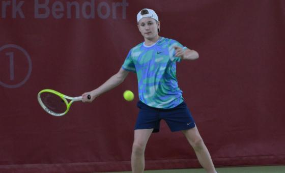 Junger Tennisspieler in der Halle