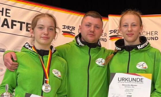 Trainer mit erfolgreichen Ringerinnen