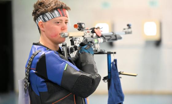 Sportschützin in Aktion
