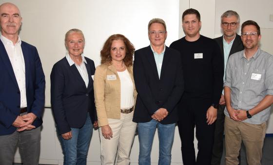 Männer und Frauen beim Gruppenfoto