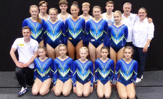 Trampolinturner*innen beim Teamfoto in Cottbus