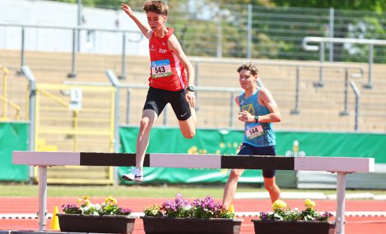 Tom Schlöder (LG Filstal) und Mathias Leidl (TuS Framersheim) auf dem Weg zur DM-Qualifikation der M15 über 1500 Meter Hindernis.