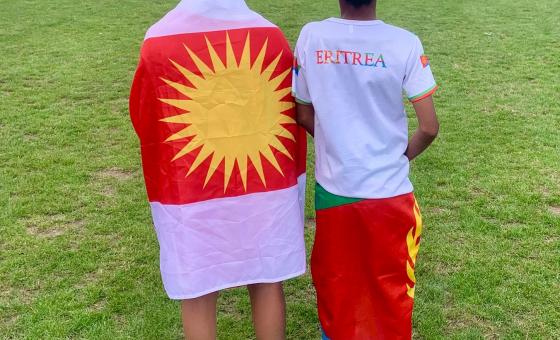 Rückenansicht von zwei somalischen Jungs mit Länderflagge