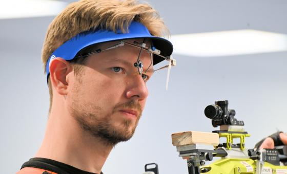 Konzentrierter Sportschütze