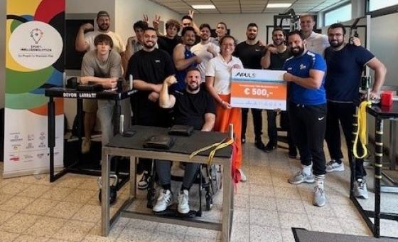 Scheckübergabe unter Sportlern