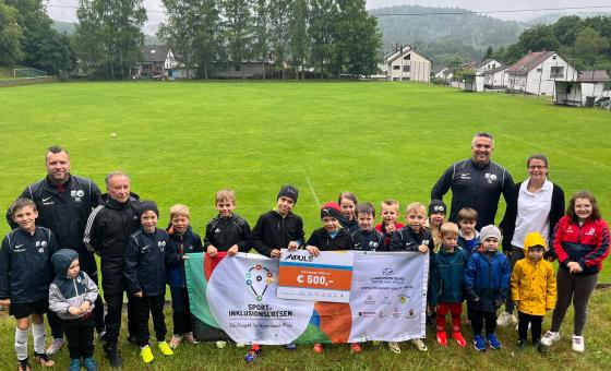 Gruppenbild mit Sportlern in der Natur