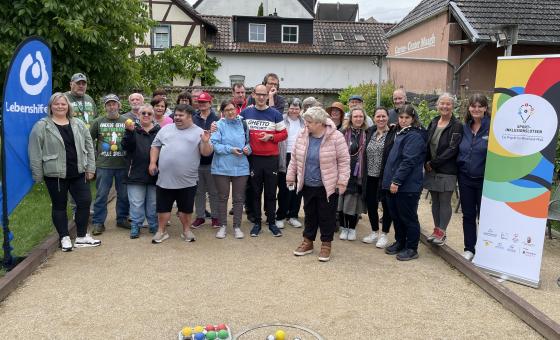 Gruppenfoto an Bouleanlage