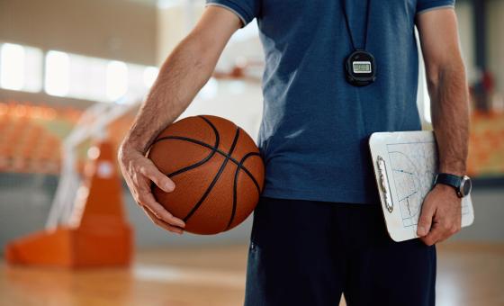 Trainer mit Basketball