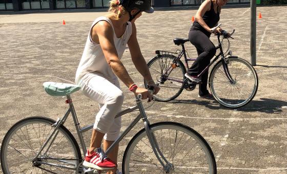 Zwei Frauen auf dem Rad