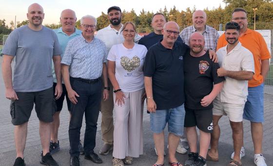 Gruppenfoto mit Funktionären