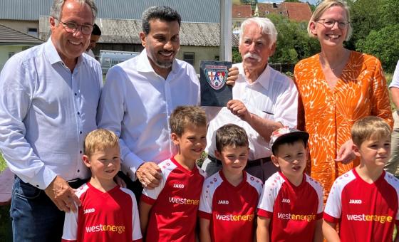 Gruppenfoto mit Funktionären und Fußballkindern