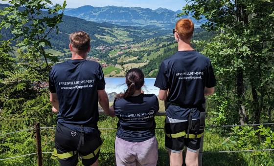 Drei junge Leute blicken in die Ferne