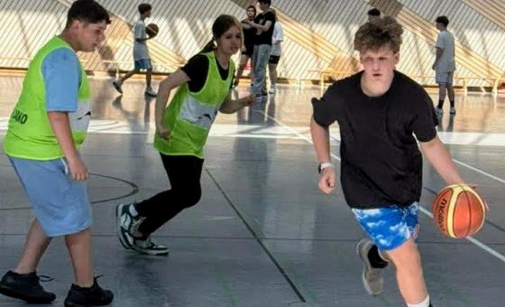 Basketballer in Sporthalle