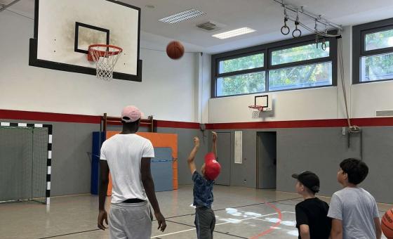 Basketballer in Sporthalle
