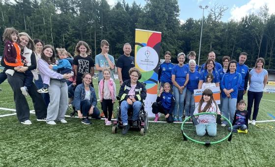 Scheckübergabe bei Sportverein