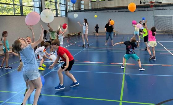 Spielende Kinder in Turnhalle