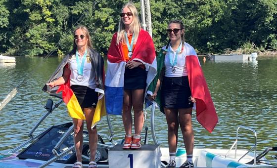 Wasserski-Siegerpodest mit Sportlerinnen