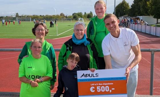 Scheckübergabe auf Sportplatz