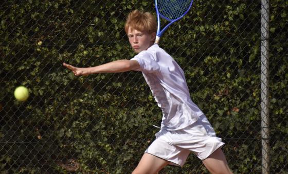 Junger Tennisspieler in Action