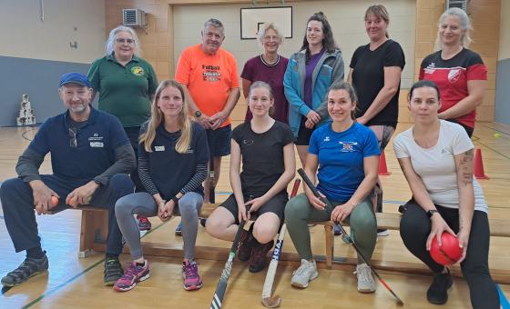 Gruppenfoto in Turnhalle