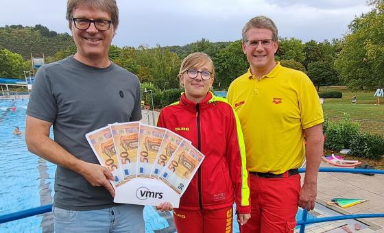 Drei Menschen in Schwimmbad