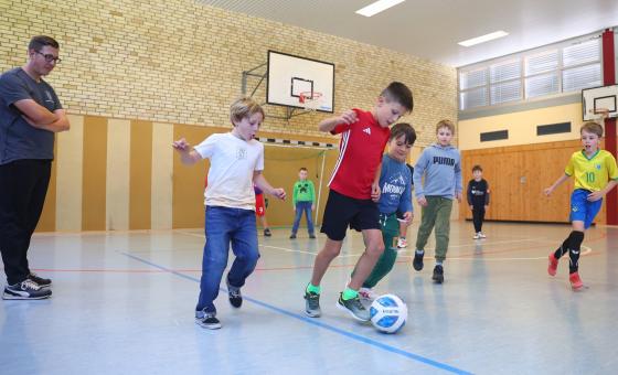 Kinder beim Hallenfußball
