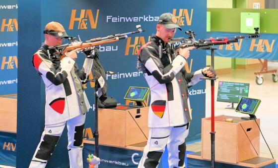 Zwei Sportschützen in Aktion