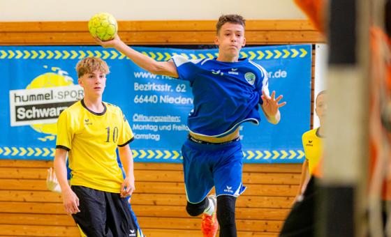 Junger Handballer in Aktion