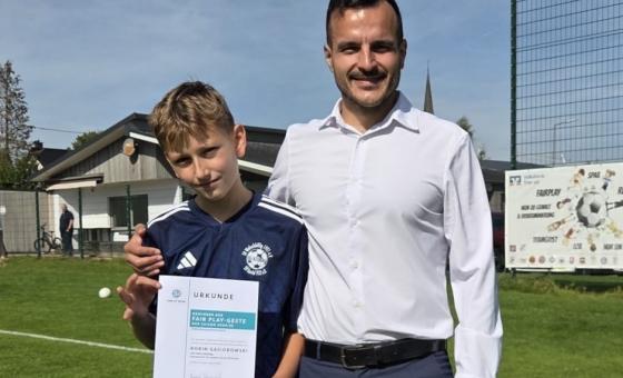 Junger Fußballer bei Ehrung