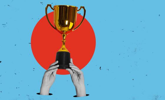 Blauer Hintergrund, zwei Hände, die einen Pokal hochhalten, der vor einem roten Kreis zu sehen ist