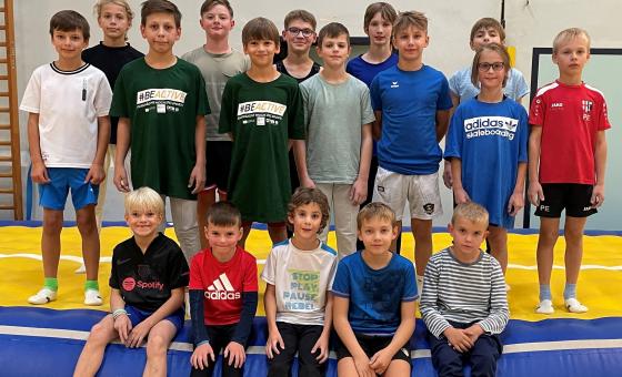 Jungen auf Turnmatte