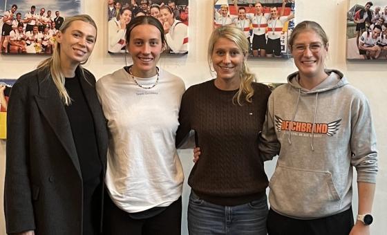 Vier Frauen vor Bilderwand in Vereinsheim