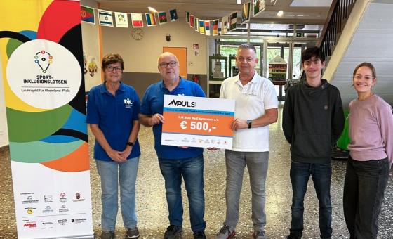 Menschen bei Scheckübergabe