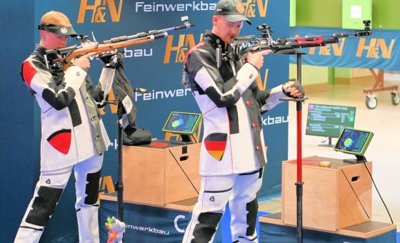 Zwei Sportschützen in Aktion