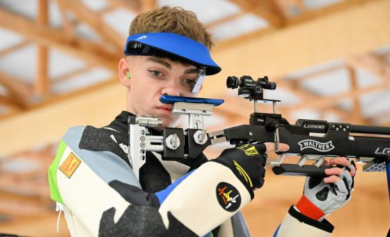 Junger Sportschütze in Action