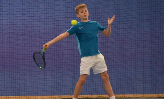 Junger Tennisspieler in Aktion