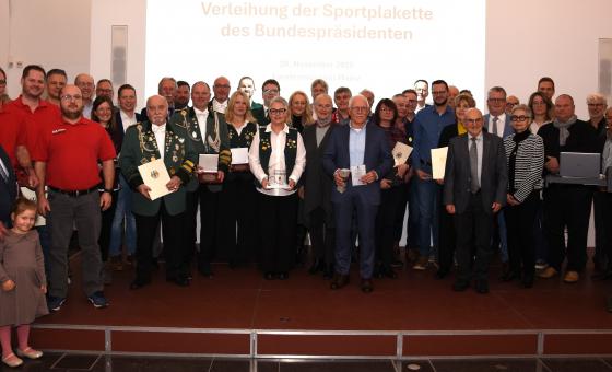 Gruppenfoto mit Menschen auf der Bühne