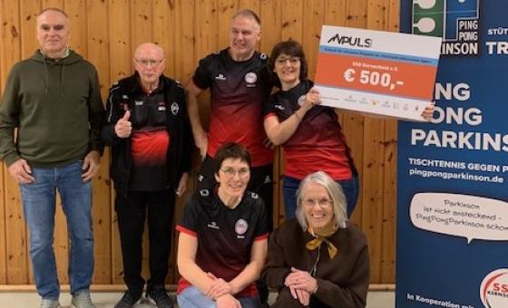 Männer und Frauen in Sporthalle