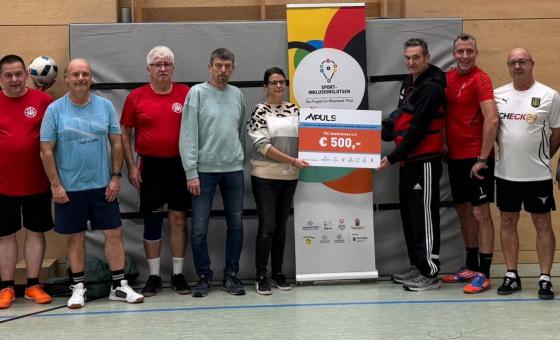 Personengruppe bei Scheckübergabe