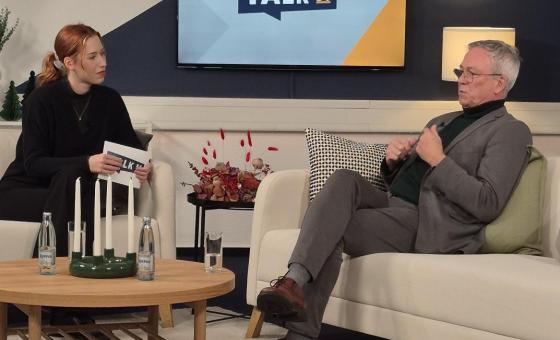 Frau und Mann bei Interview in TV-Studio