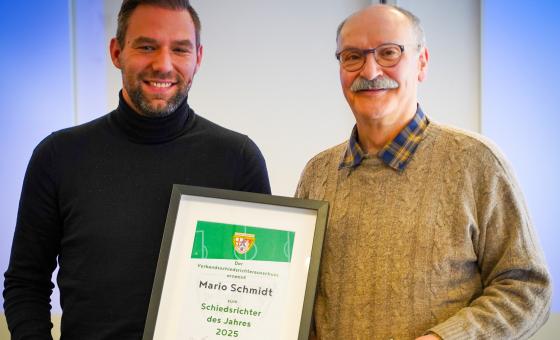 Zwei Männer mit großer Urkunde