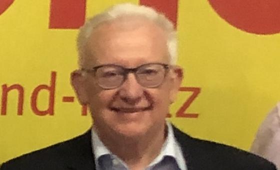 Steffen Oberst mit Urkunde