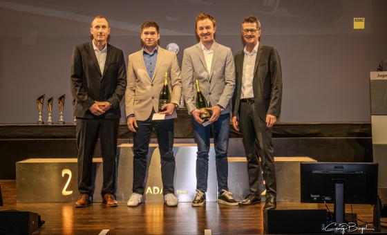 Vier Männer bei einer Ehrung