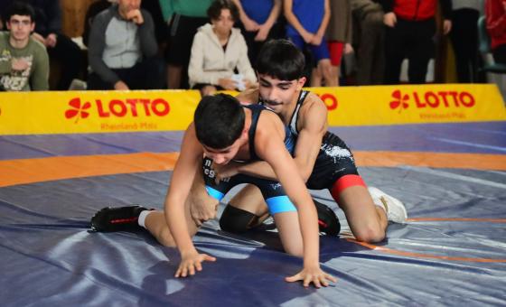 Zwei Jugendringer im Bodenkampf