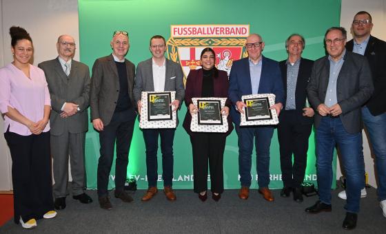 Menschen bei Ehrungsveranstaltung