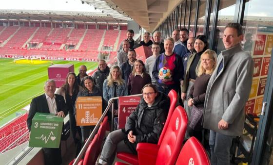 Menschengruppe auf Stadiontribüne