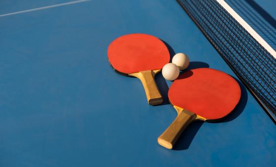 Tischtennisschläger auf blauer Tischtennisplatte