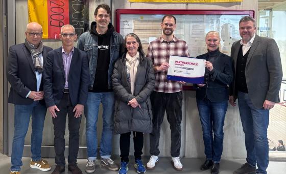 Gruppenfoto mit Zertifikat