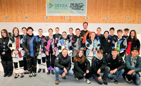 Gruppenbild mit jungen Sportlern
